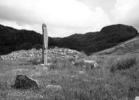 Kintraw standing stone and cairn, Argyll, looking North-east towards Dun an Dubh-challa (Photo: June 1990)
